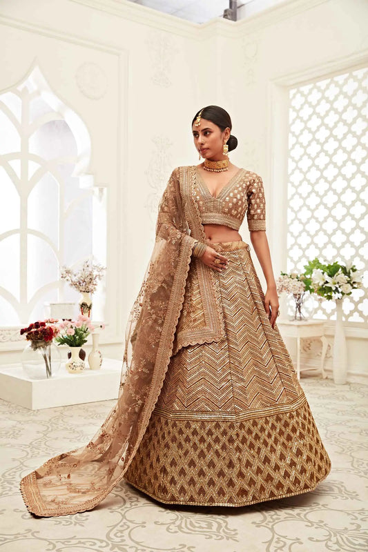 Lehenga en soie marron doré riche avec broderies en fil, dori, zari et sequins
