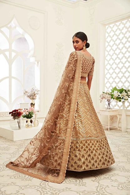 Lehenga en soie marron doré riche avec broderies en fil, dori, zari et sequins