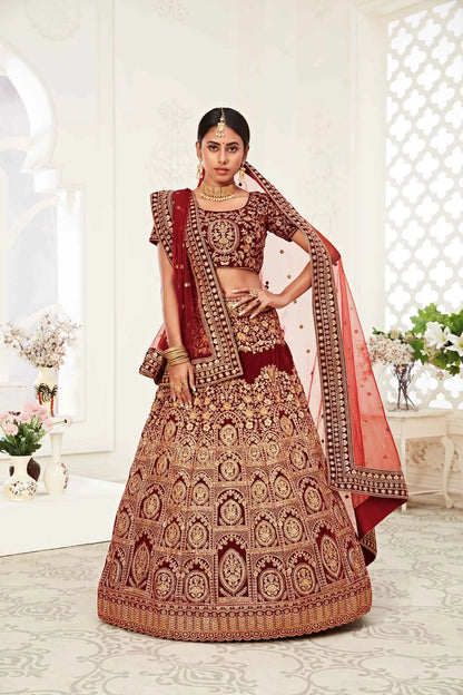 Lehenga en velours rouge bordeaux avec broderies en fil, zari, dori et sequins