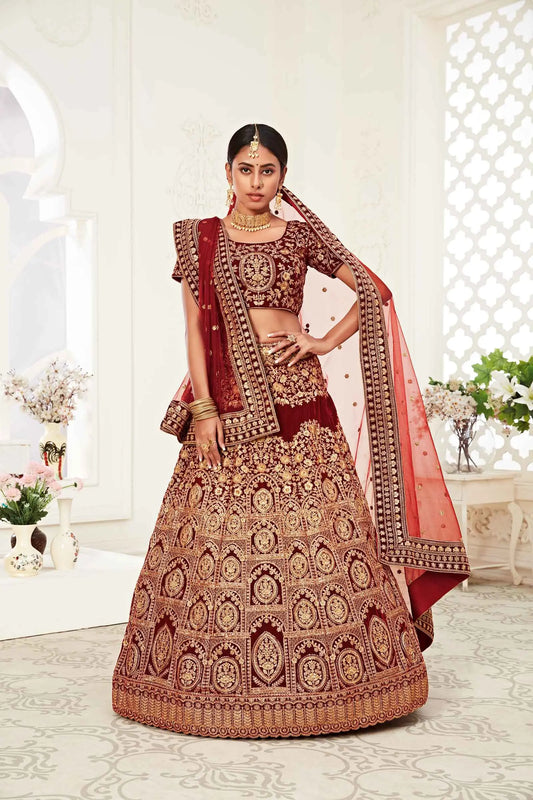 Lehenga en velours rouge bordeaux avec broderies en fil, zari, dori et sequins