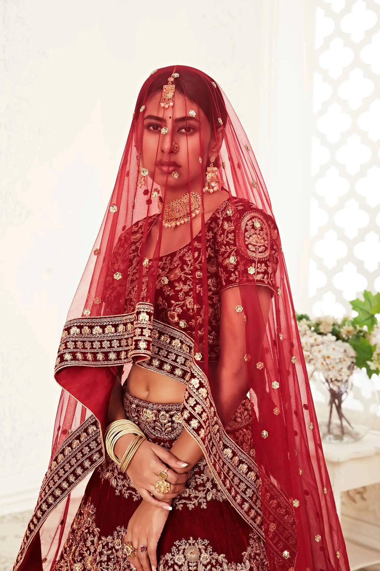 Lehenga en velours rouge bordeaux avec broderies en fil, zari, dori et sequins