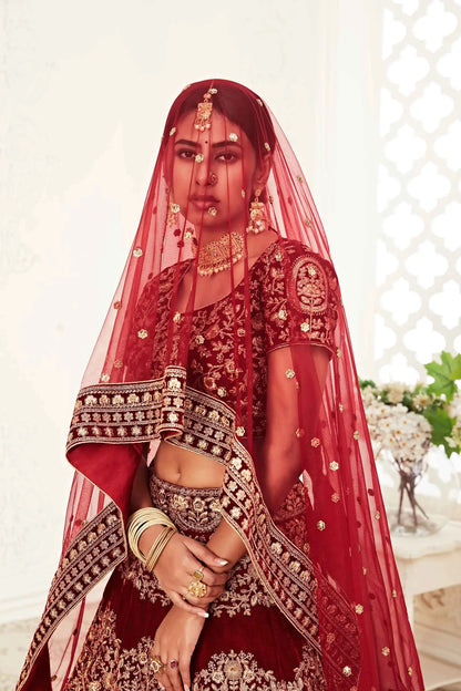 Lehenga en velours rouge bordeaux avec broderies en fil, zari, dori et sequins