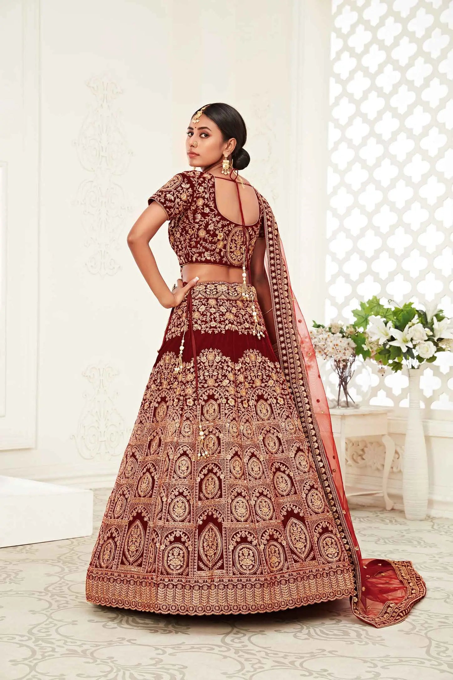 Lehenga en velours rouge bordeaux avec broderies en fil, zari, dori et sequins