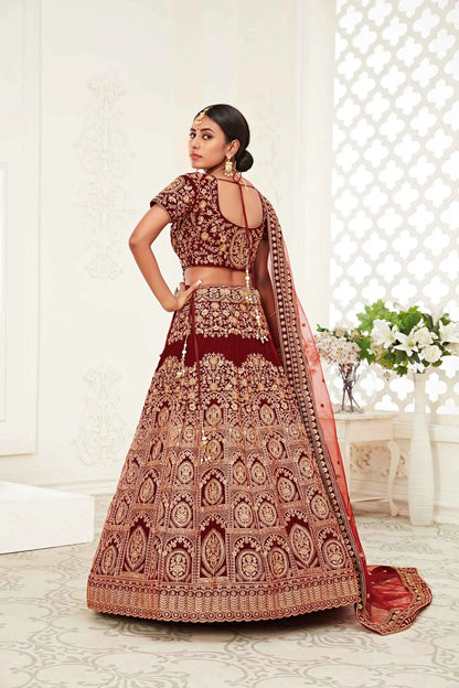 Lehenga en velours rouge bordeaux avec broderies en fil, zari, dori et sequins