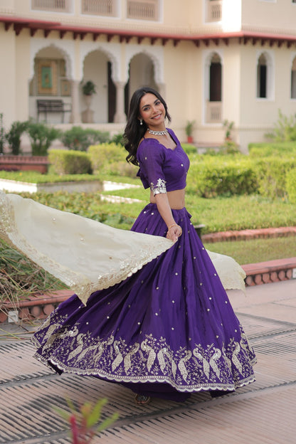Lehenga violet foncé en Gold Crush avec dupatta crème et broderies de sequins COLLECTION HEMMA