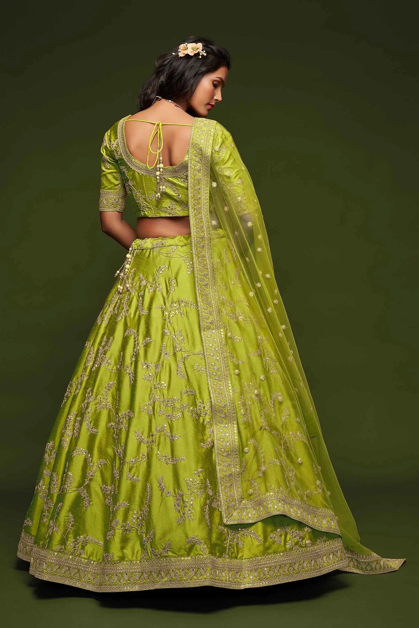 Lehenga Choli en soie néon avec broderie en fil, zari, dori et sequins