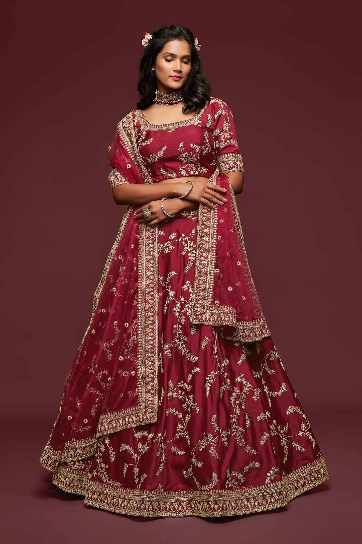Lehenga Choli en soie marron avec broderie en fil, zari, dori et sequins