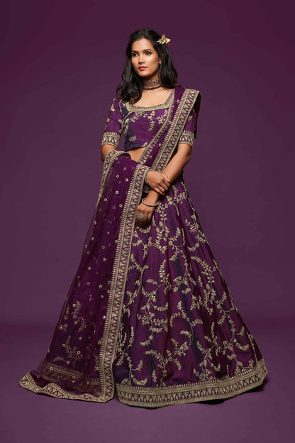 Lehenga Choli en soie couleur violet foncé avec broderie en fil, zari, dori et sequins