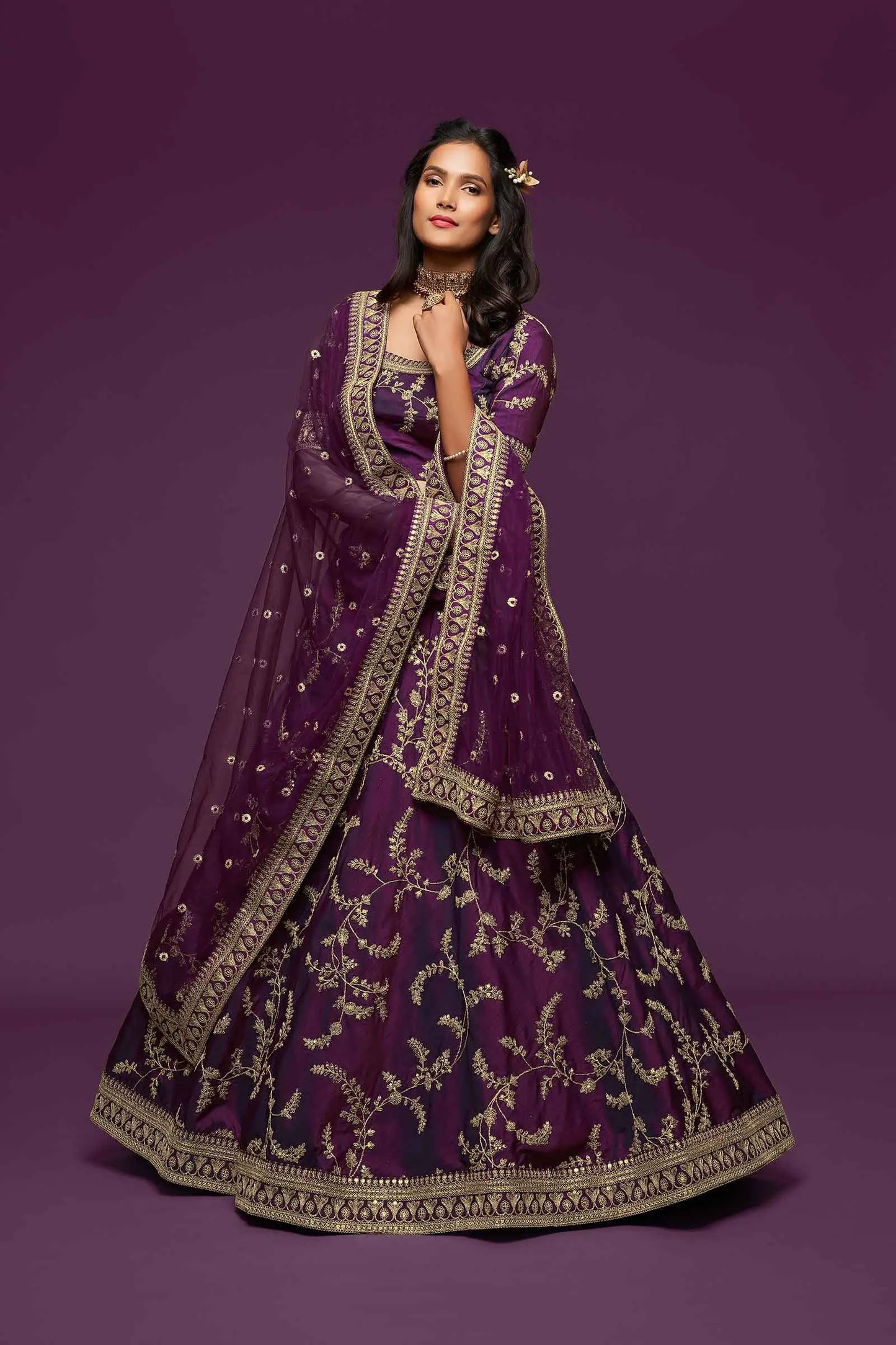 Lehenga Choli en soie couleur violet foncé avec broderie en fil, zari, dori et sequins