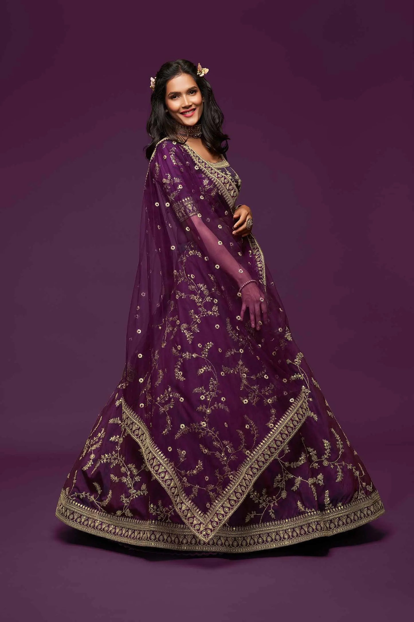Lehenga Choli en soie couleur violet foncé avec broderie en fil, zari, dori et sequins