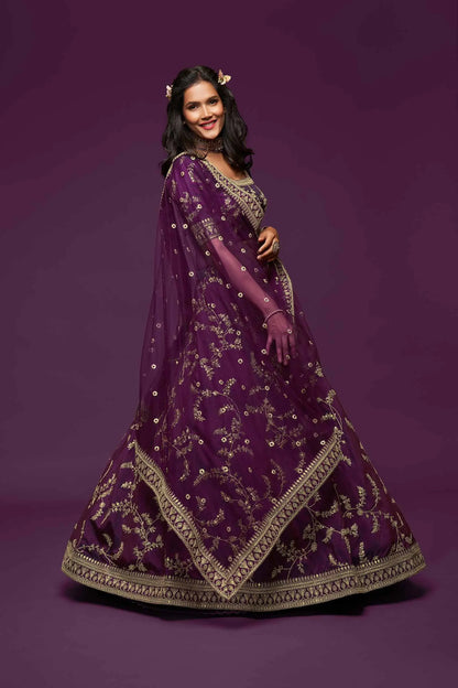 Lehenga Choli en soie couleur violet foncé avec broderie en fil, zari, dori et sequins