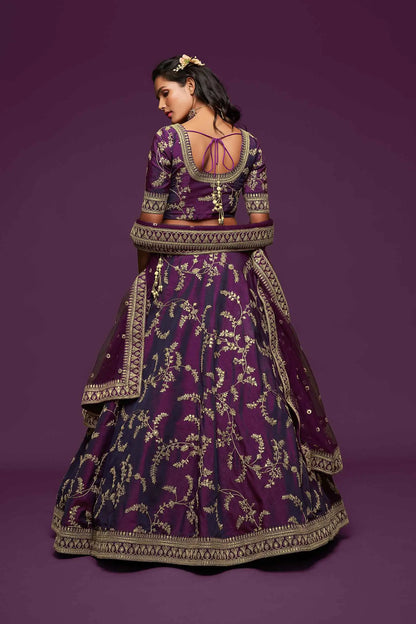 Lehenga Choli en soie couleur violet foncé avec broderie en fil, zari, dori et sequins