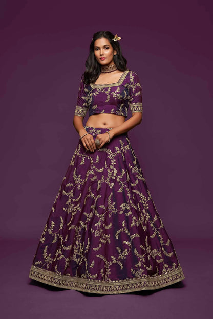 Lehenga Choli en soie couleur violet foncé avec broderie en fil, zari, dori et sequins