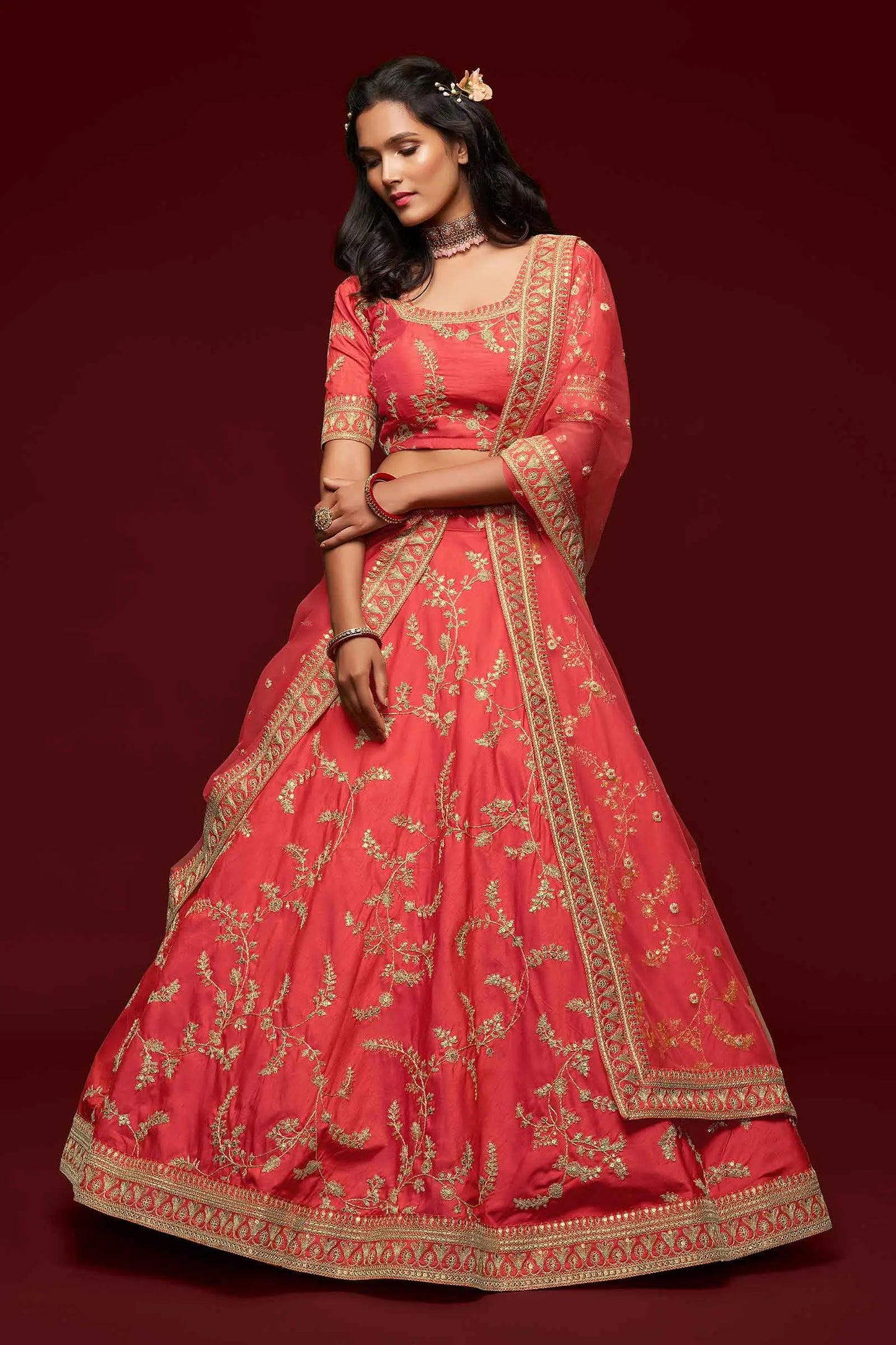 Lehenga choli en soie rouge avec broderies en fil, zari, dori et sequins