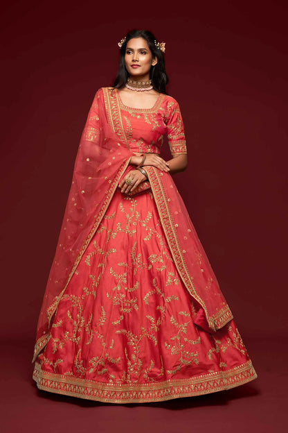 Lehenga choli en soie rouge avec broderies en fil, zari, dori et sequins