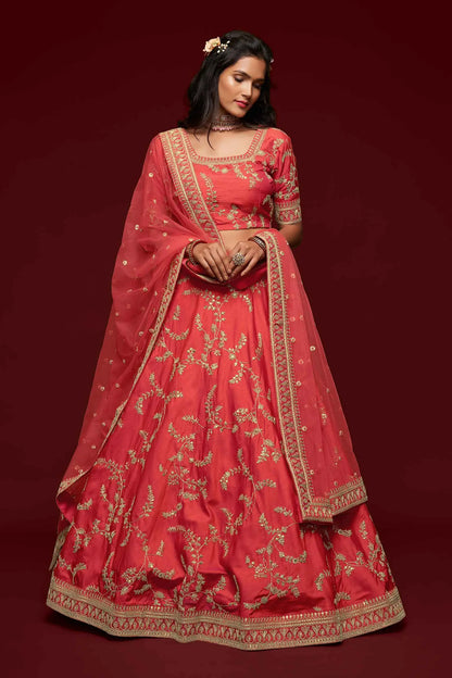 Lehenga choli en soie rouge avec broderies en fil, zari, dori et sequins