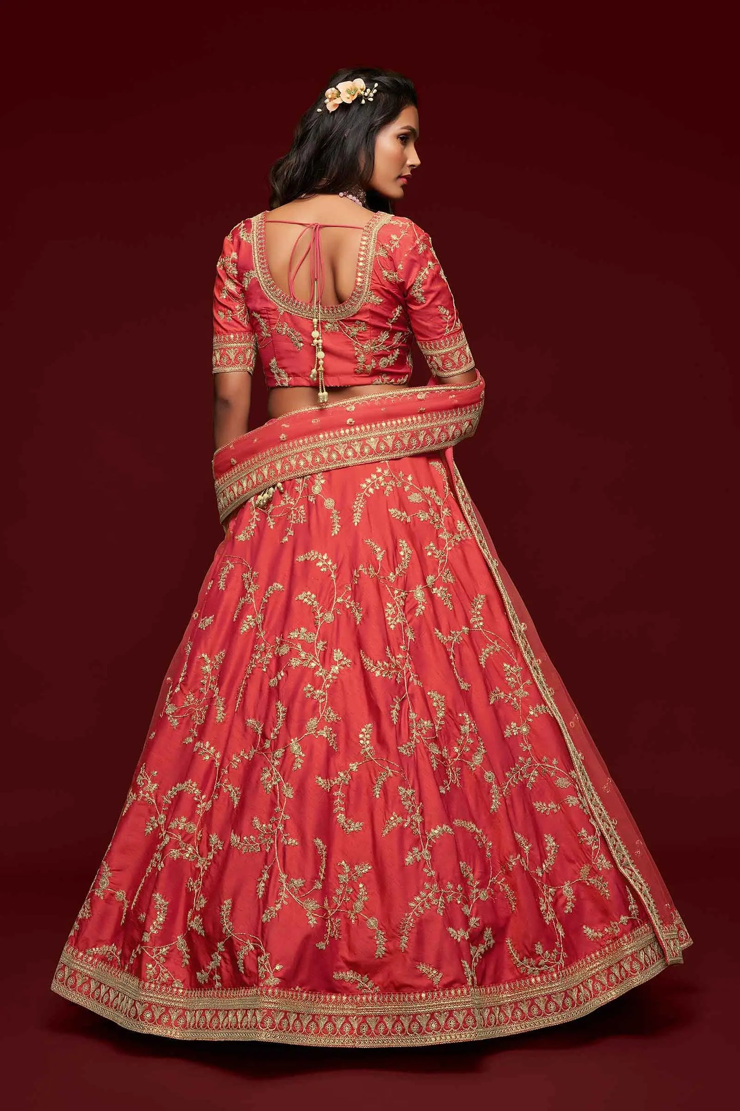 Lehenga choli en soie rouge avec broderies en fil, zari, dori et sequins