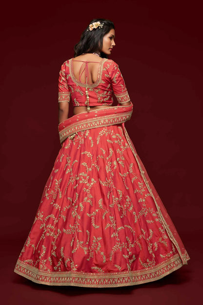 Lehenga choli en soie rouge avec broderies en fil, zari, dori et sequins