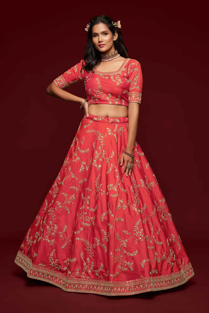 Lehenga choli en soie rouge avec broderies en fil, zari, dori et sequins