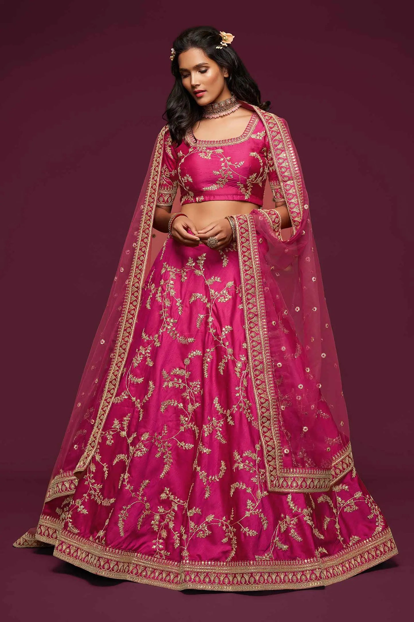 Lehenga Choli en soie rose baie avec broderie au fil, zari, dori et sequins