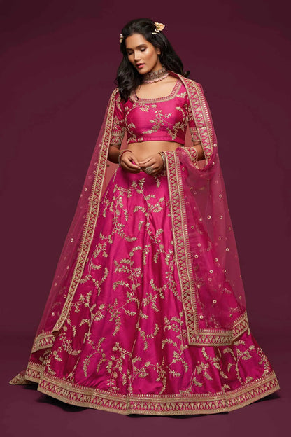 Lehenga Choli en soie rose baie avec broderie au fil, zari, dori et sequins