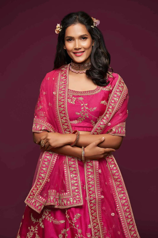 Lehenga Choli en soie rose baie avec broderie au fil, zari, dori et sequins