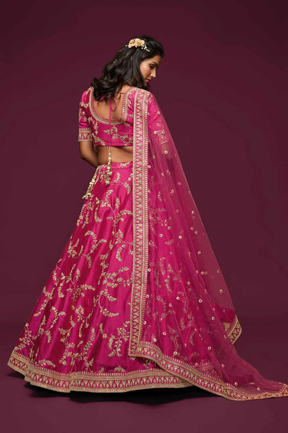Lehenga Choli en soie rose baie avec broderie au fil, zari, dori et sequins