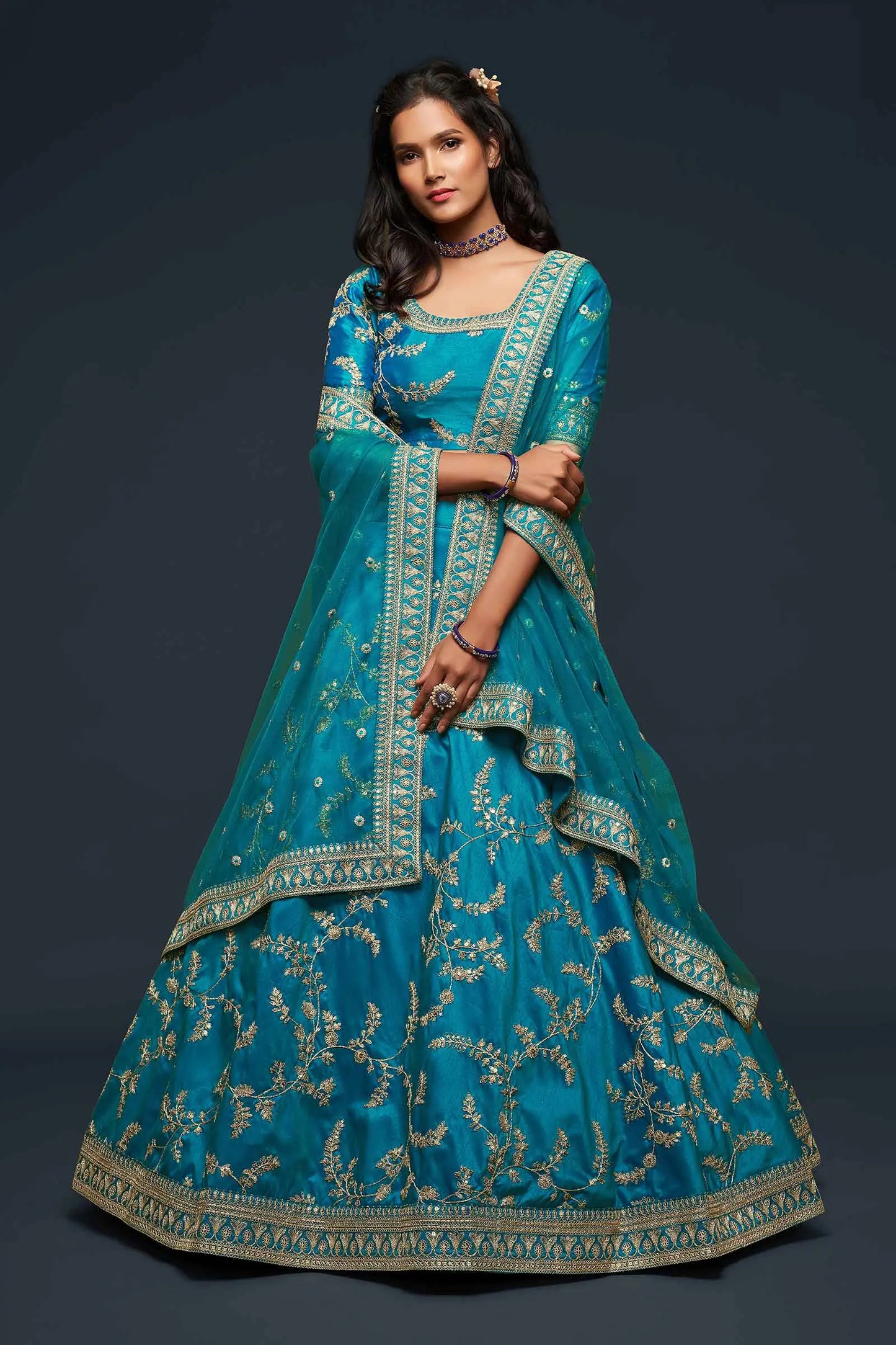 Lehenga Choli en soie bleu-vert avec broderie au fil, zari, dori et sequins