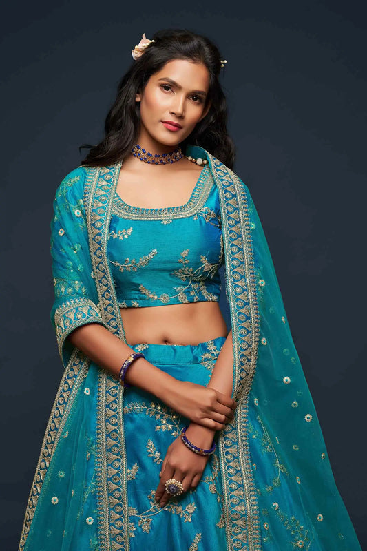 Lehenga Choli en soie bleu-vert avec broderie au fil, zari, dori et sequins