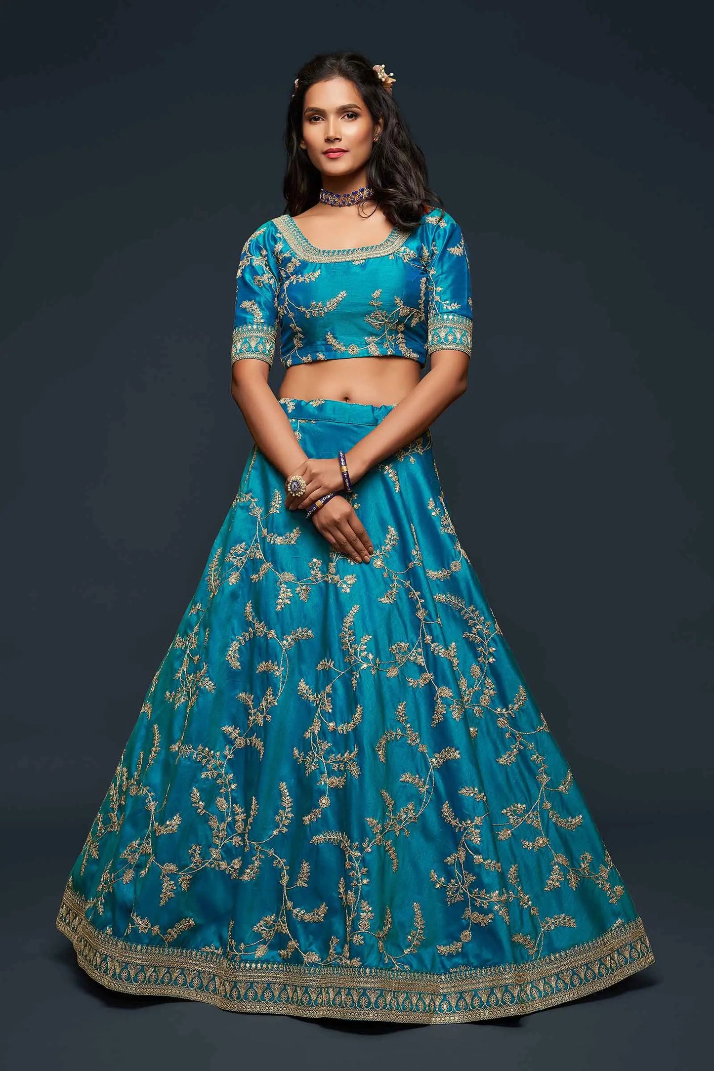 Lehenga Choli en soie bleu-vert avec broderie au fil, zari, dori et sequins