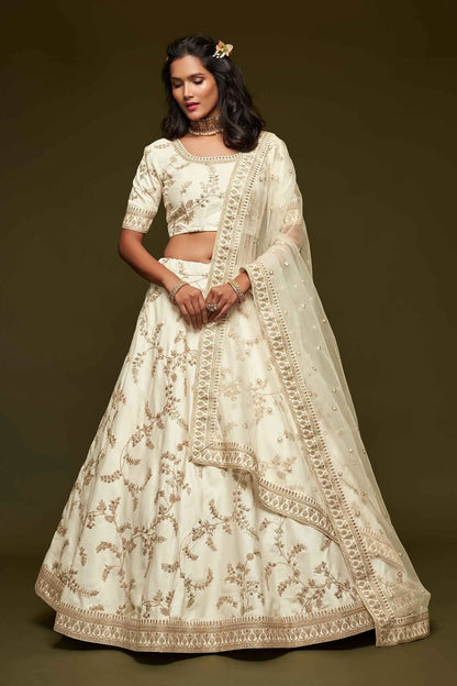 Lehenga Choli en Soie Blanche avec Broderies au Fil, Zari, Dori et Sequins