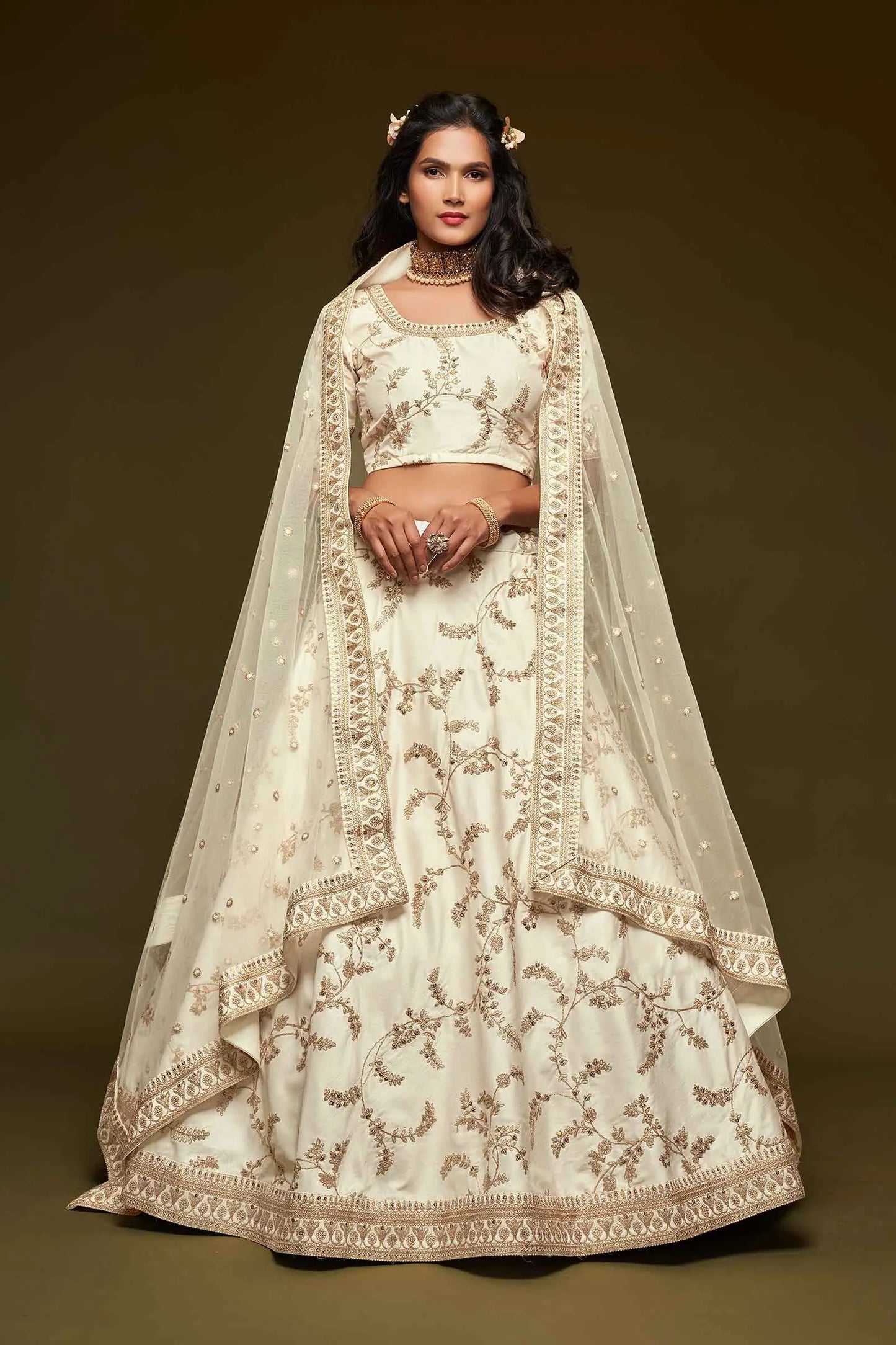 Lehenga Choli en Soie Blanche avec Broderies au Fil, Zari, Dori et Sequins