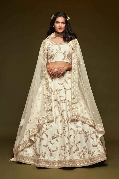 Lehenga Choli en Soie Blanche avec Broderies au Fil, Zari, Dori et Sequins