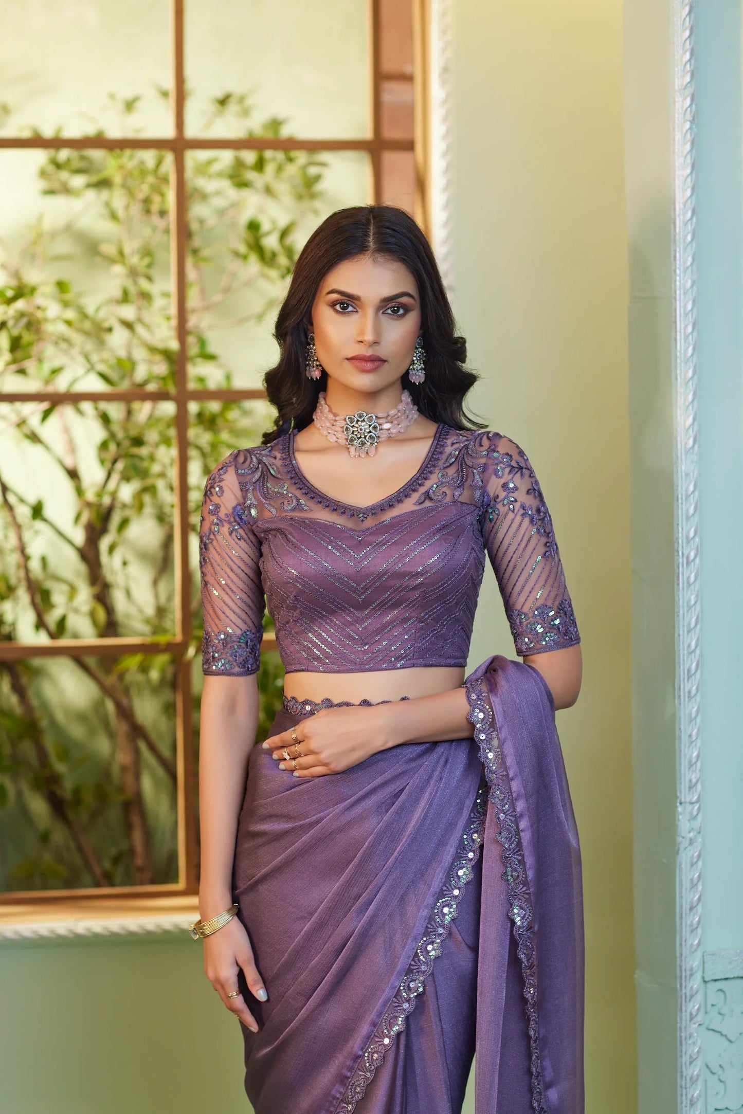 Sari de fête en georgette cristalline violet poudré avec broderie de sequins et de fil