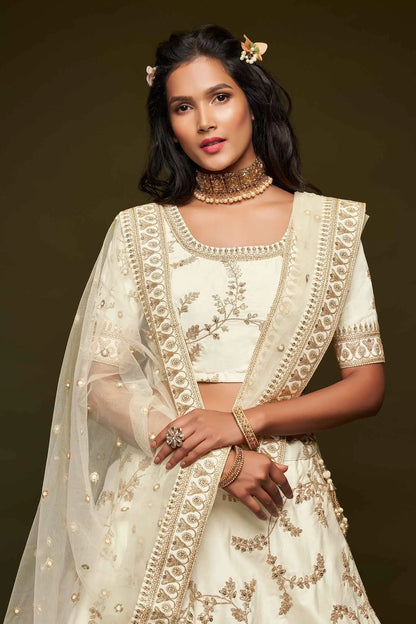 Lehenga Choli en Soie Blanche avec Broderies au Fil, Zari, Dori et Sequins