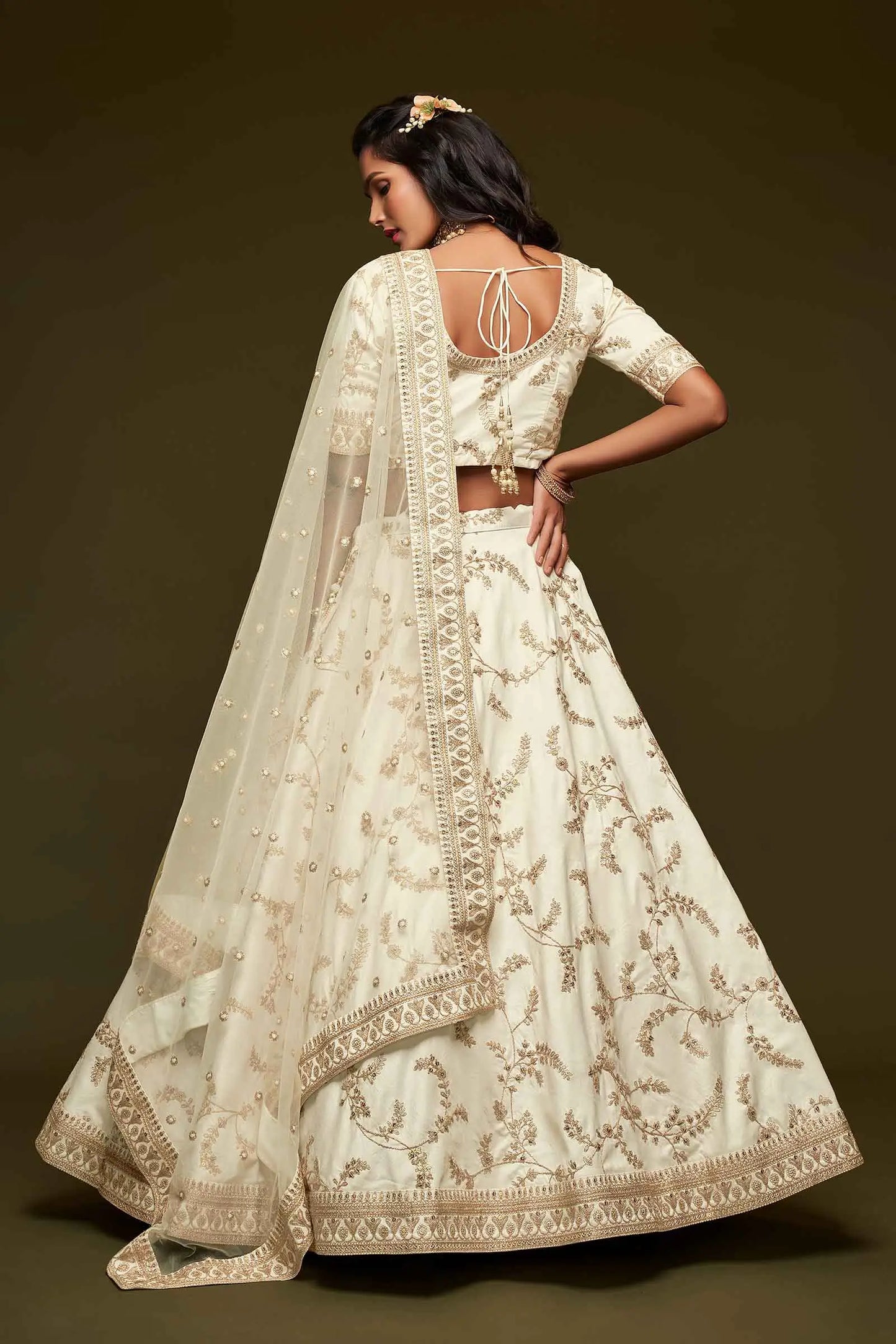 Lehenga Choli en Soie Blanche avec Broderies au Fil, Zari, Dori et Sequins