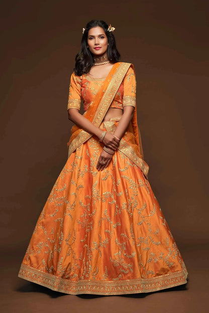 Lehenga Choli en Soie Orange avec Broderies au Fil, Zari, Dori et Sequins