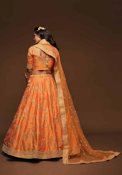 Lehenga Choli en Soie Orange avec Broderies au Fil, Zari, Dori et Sequins