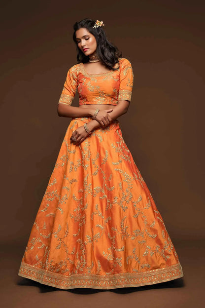 Lehenga Choli en Soie Orange avec Broderies au Fil, Zari, Dori et Sequins