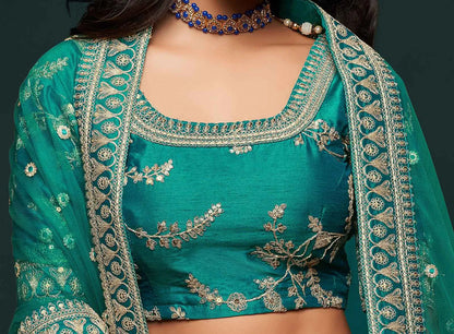 Lehenga Choli en Soie Vert Aigue-Marine Foncé avec Broderies au Fil, Zari, Dori et Sequins
