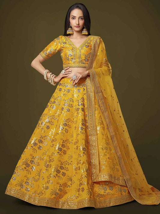 Lehenga en Soie Jaune avec Broderie Zari, Paillettes et Dori