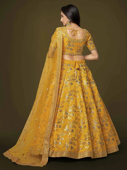 Lehenga en Soie Jaune avec Broderie Zari, Paillettes et Dori
