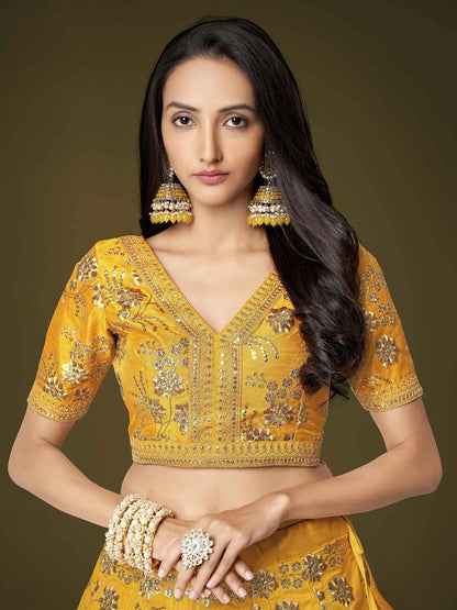 Lehenga en Soie Jaune avec Broderie Zari, Paillettes et Dori