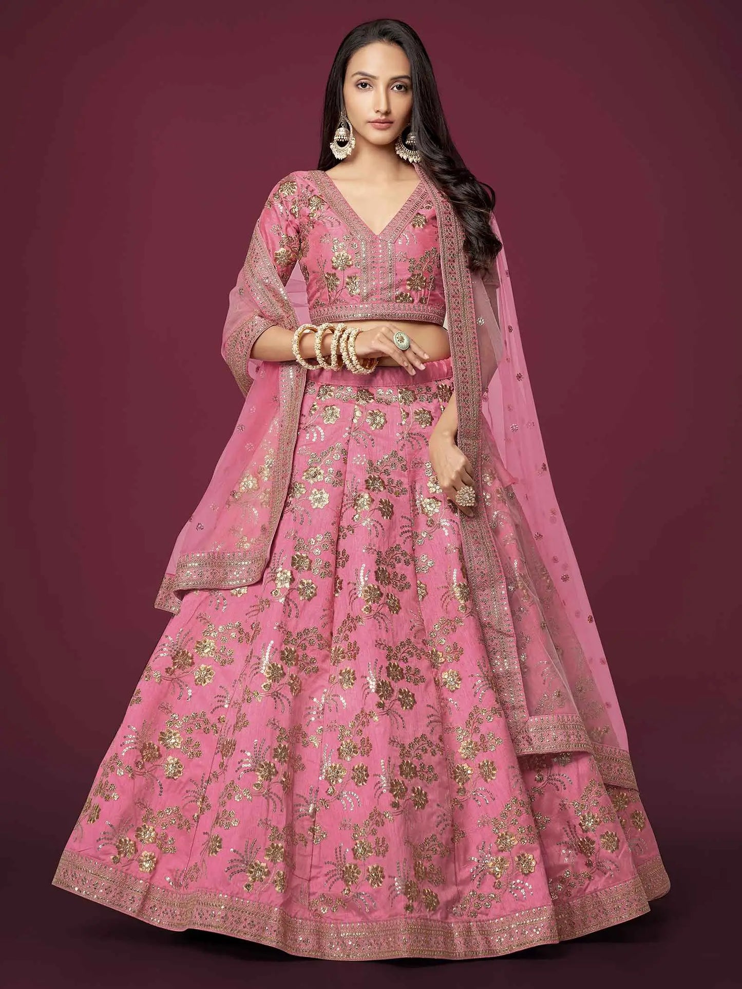 Lehenga en soie rose avec broderie de paillettes zari et dori