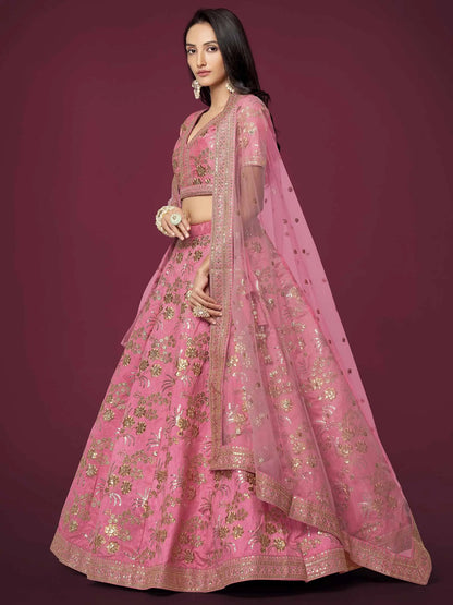Lehenga en soie rose avec broderie de paillettes zari et dori