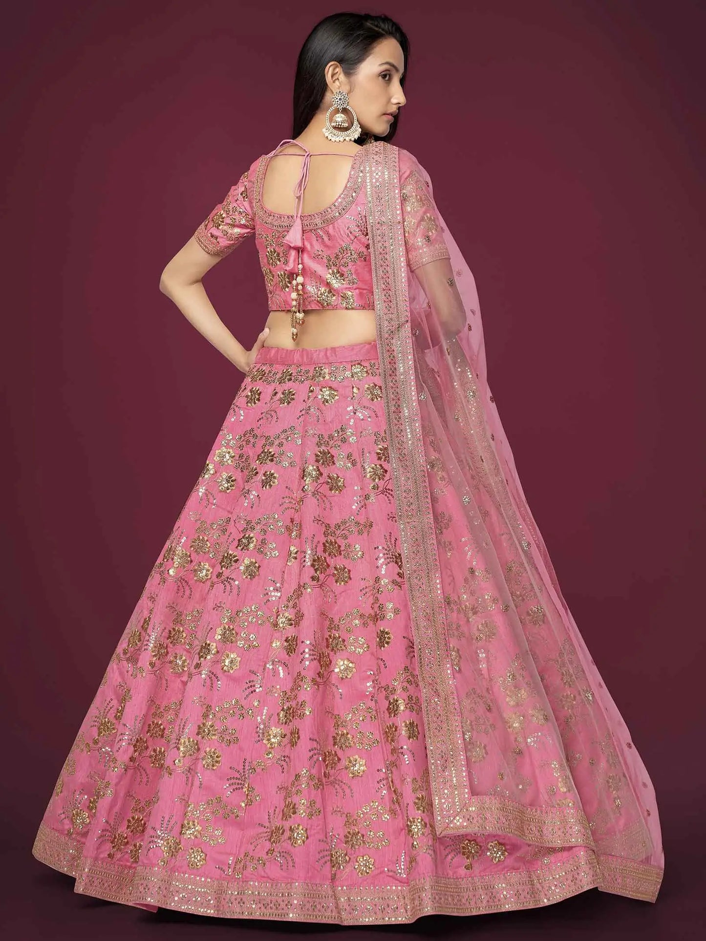 Lehenga en soie rose avec broderie de paillettes zari et dori
