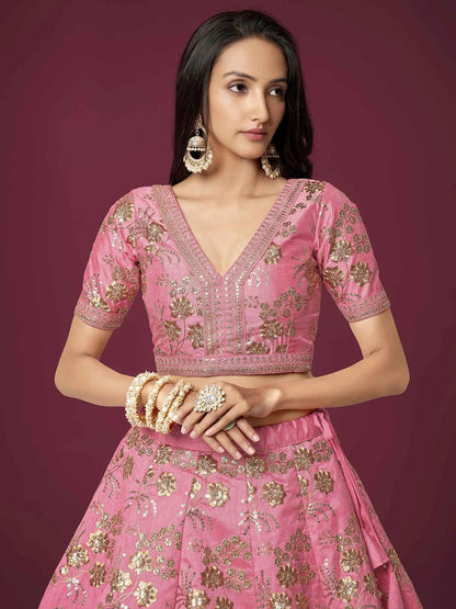 Lehenga en soie rose avec broderie de paillettes zari et dori