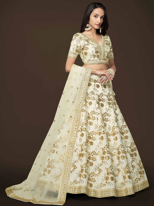 Lehenga en soie blanche avec broderie en zari, sequins et fil Dori