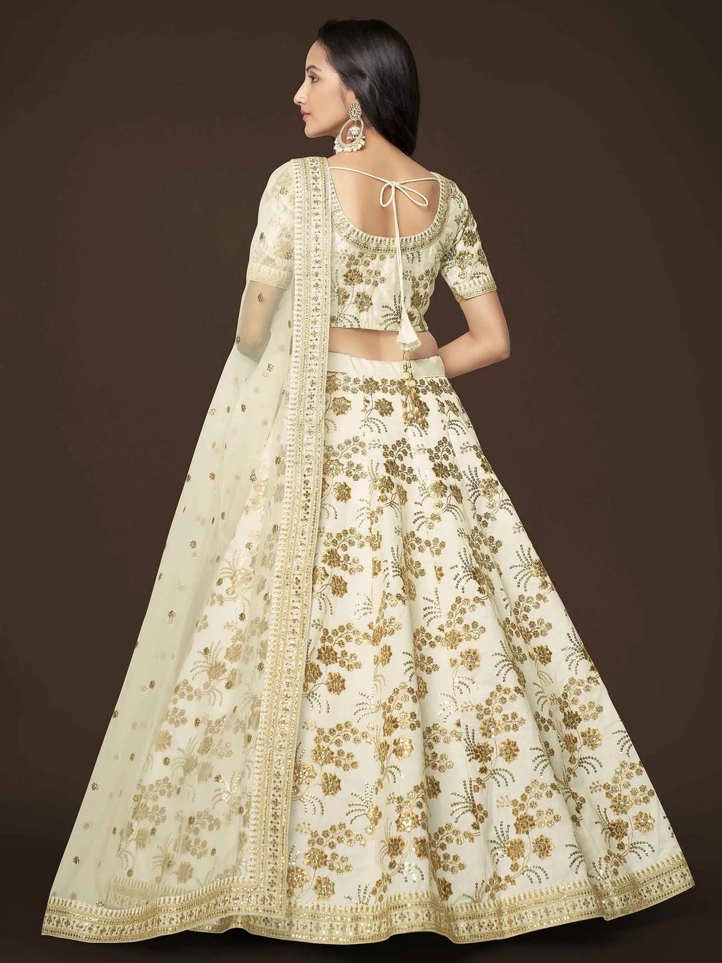 Lehenga en soie blanche avec broderie en zari, sequins et fil Dori