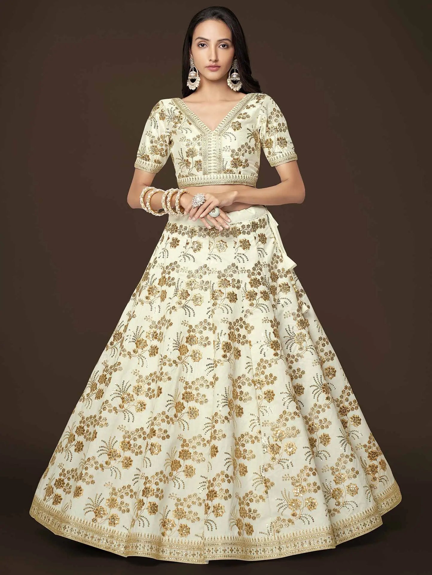 Lehenga en soie blanche avec broderie en zari, sequins et fil Dori